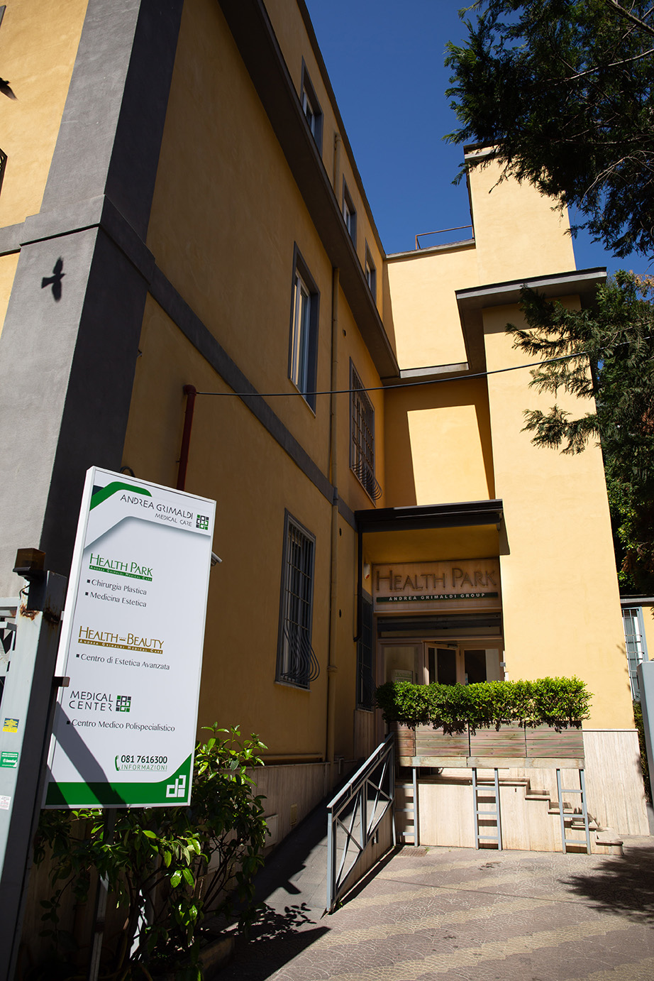 Esterno e ingresso del centro medico Health Park in Via Michelangelo Schipa 40 a Napoli