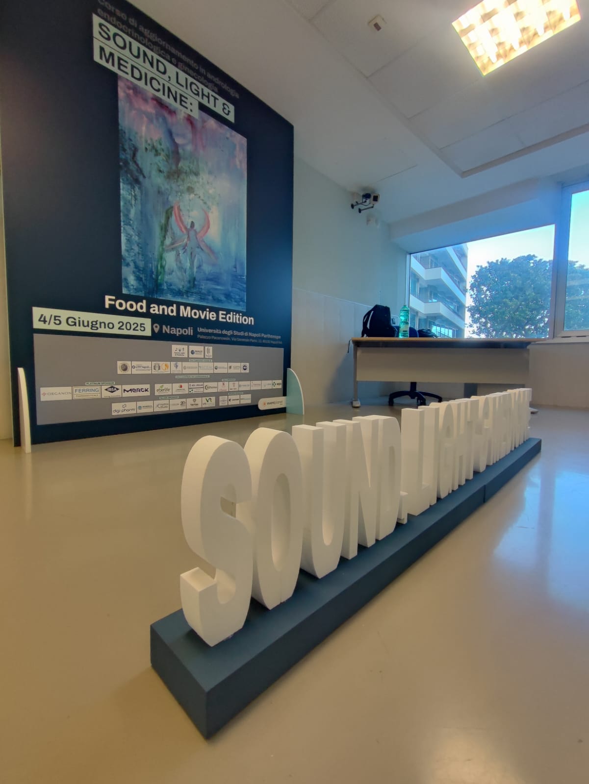 Allestimento dell'evento con la scritta Sound, Light & Medicine