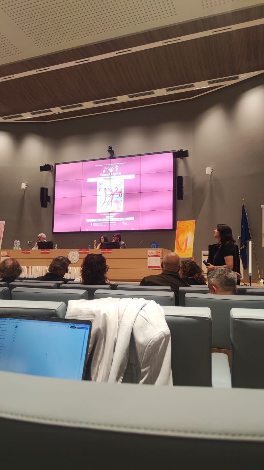 Aula Magna Matilde Serao con la locandina Move Energy proiettata sul maxi schermo