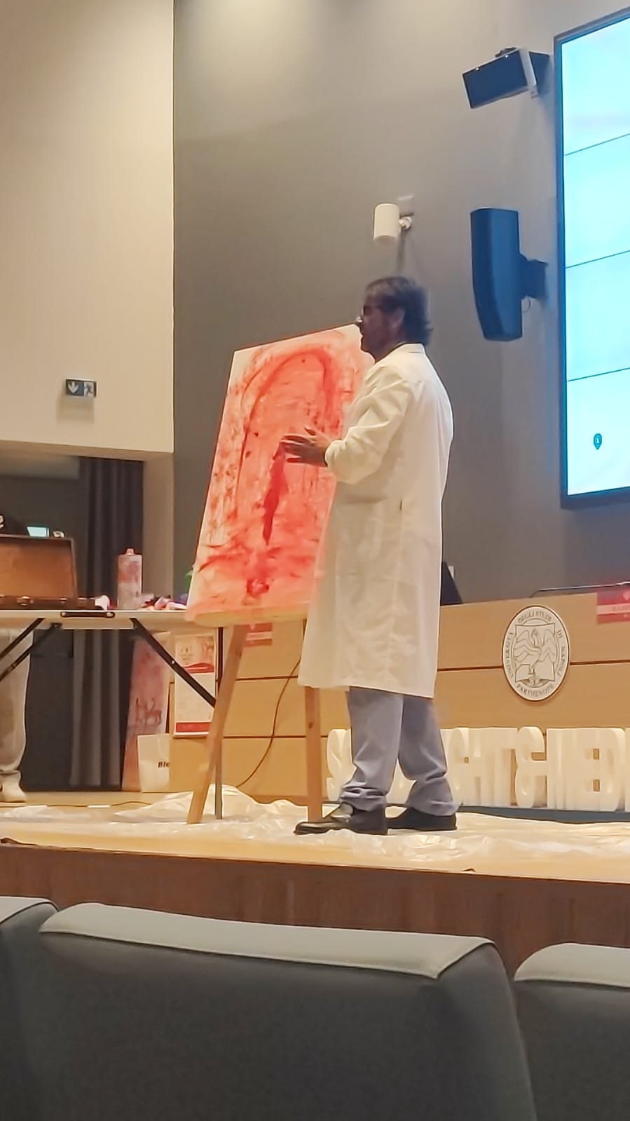 Momento di live painting sul palco durante il corso Sound, Light & Medicine